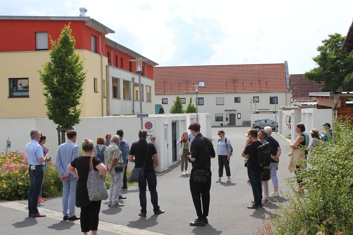 Das Gelände einer ehemaligen Konservenfabrik in Gochsheim, welches lange brach lag, wurde in ein vielfältig strukturiertes Wohngebiet umgewandelt. Foto: Paul Weichert.