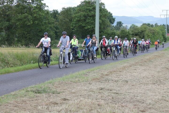 Die Gruppe trat bei bestem Wetter fleißig in die Pedale. Foto: Georg Stock / Streutalallianz e.V.