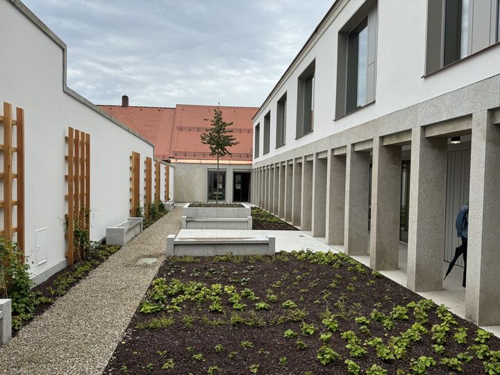 Neu gestalteter Innenhof des sanierten Rathaus II in Tirschenreuth. Foto: Regierung der Oberpfalz/Schmied