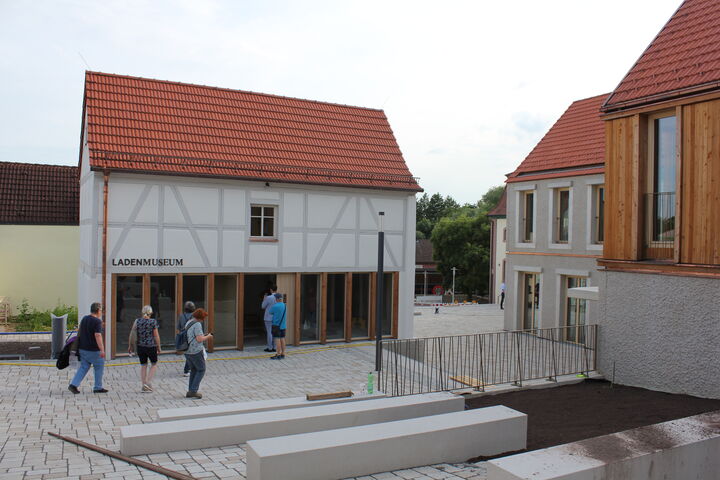 Neben neuen Sitzstufen entstehen auf dem Areal in Niederwerrn u.a. auch ein kleines Museum, ein Bürgersaal, ein Café und eine Energiescheune. Foto: Paul Weichert.