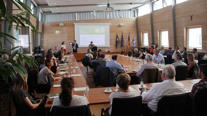 Die Experten bieten interessante Impulse für die Teilnehmer. Foto: Regierung von Oberbayern