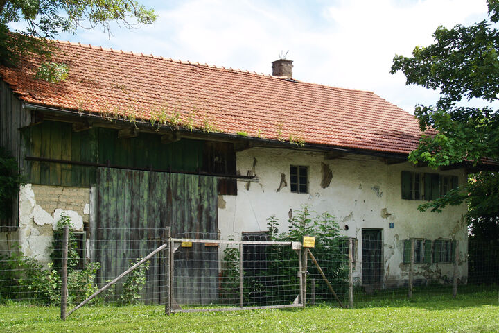 Ein schönes Beispiel, wie ein Anwesen umgenutzt und damit sein Bestand erhalten werden kann: Das Rochlhaus in Thaining (Landkreis Landsberg am Lech) wurde saniert und wird heute als Gemeinschaftshaus mit Heimatmuseum genutzt. Foto: Bayerischer Landesverein für Heimatpflege