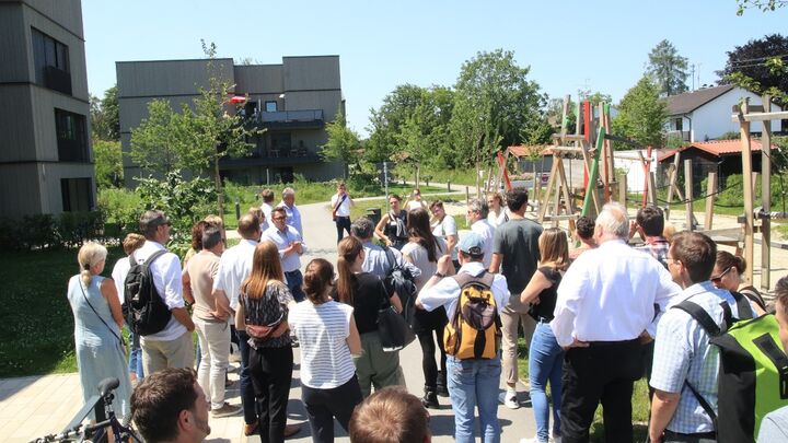 Im Rahmen der Busexkursion am Nachmittag besichtigten die Teilnehmer Projekte. Foto: Regierung von Oberbayern