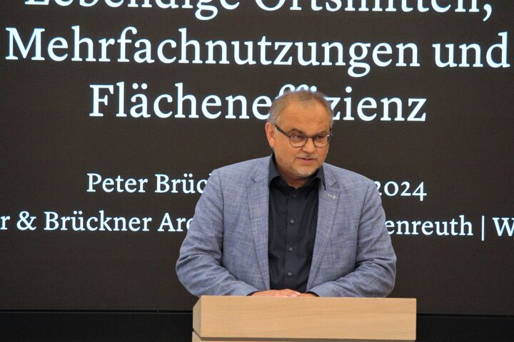 Amtsleiter Kurt Hillinger vom Amt für ländliche Entwicklung Oberpfalz lobte die guten Beispiele in Stadt und Landkreis Tirschenreuth. Foto: Amt für ländliche Entwicklung Oberpfalz/Stiegler