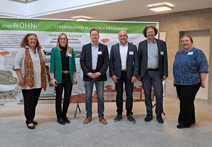 Referenten von links nach rechts: Sommerachs Bürgermeisterin Elisabeth Drescher, Anne Weiß (Flächensparmanagerin Regierung von Unterfranken), Ralph Seeberger (Geschäftsführer Regiogate GmbH), Michael Kastl (Bürgermeister Münnerstadt) und Dr. Vinzenz Dufter (Bayerischer Landesverein für Heimatpflege). Organisiert wurde die Veranstaltung von Anke Barthel (Regionalmanagement Landratsamt Bad Kissingen, von links). Foto: Julia Gerstberger