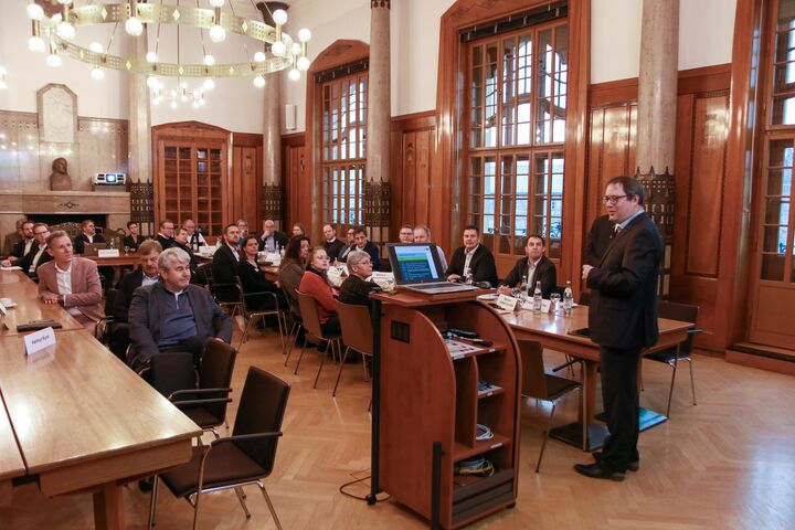 Regierungspräsident Florian Luderschmid begrüßt die geladenen Gäste 