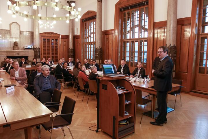 Regierungspräsident Florian Luderschmid begrüßt die geladenen Gäste zur Regionalkonferenz oberfränkischer Wirtschaftsförderer