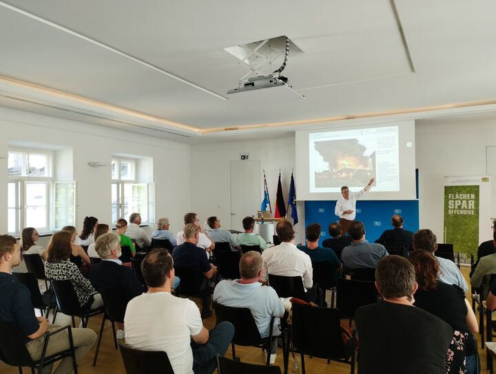 Teilnehmerinnen und Teilnehmer des Workshops Best Practice – gelungene Innenentwicklung in Niederbayern. Foto: Thomas Kobold, Regierung von Niederbayern.