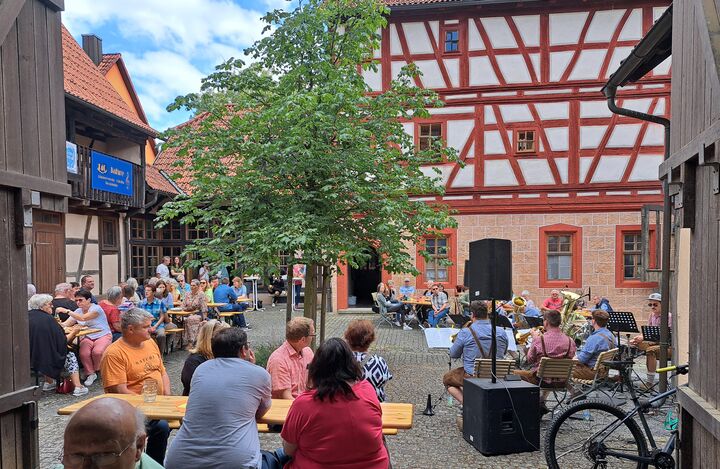 Zur Mittagspause wurde in Stockheim das Fest des Sängervereins im Innenhof des alten Centhauses besucht. Foto: Anne Weiß