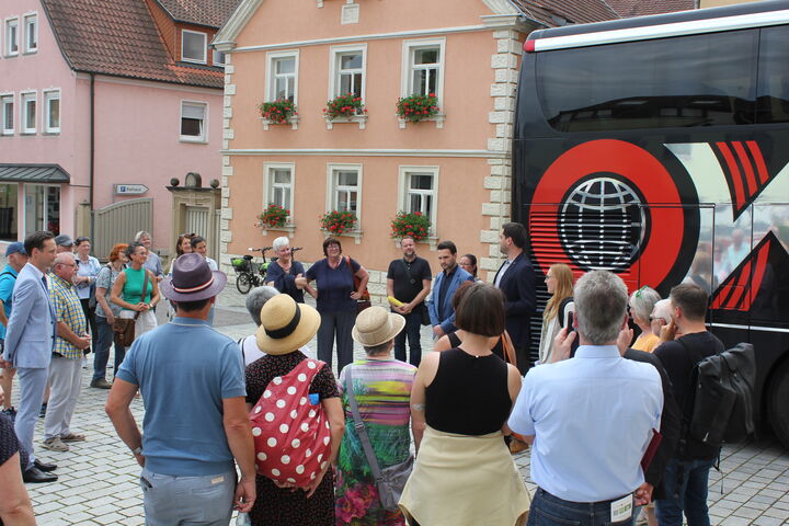 Landrat Florian Töpper und Bürgermeister Manuel Kneuer begrüßen die Exkursionsgruppe vor dem Rathaus von Gochsheim. Foto: Anne Weiß.