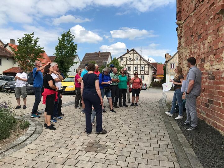 An der letzten Station in Mellrichstadt zeigte die Flächensparmanagerin Vorteile der Innenentwicklung und Fakten zum Flächenverbrauch auf. Foto: Nicole Seemann