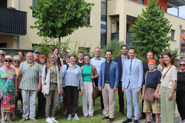 Gruppenfoto der Exkursionsteilnehmer an der Grünen Mitte von Gochsheim. Foto: Paul Weichert.