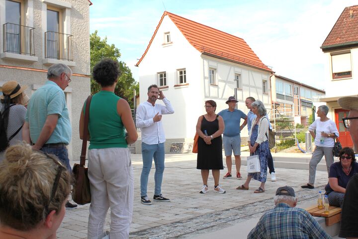 Architekt Stefan Schlicht erläutert den Entstehungsprozess der Neuen Mitte in Niederwerrn, deren Gestaltung er federführend mitbegleitet hat. Foto: Paul Weichert.