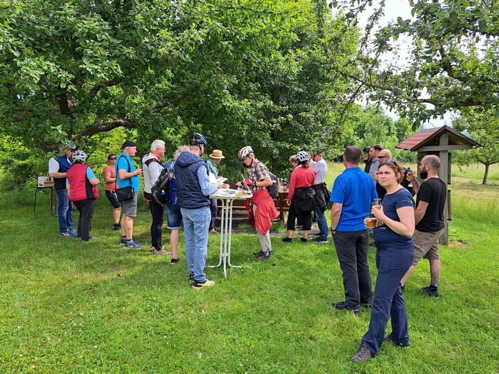 Kostproben verschiedener Streuobst-Säfte und Trockenfrüchte erwartete die Gruppe in Hausen am Streuobst-Lehrpfad. Foto: Anne Weiß